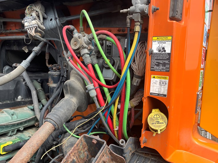 #121-•-2009-volvo-day-cab-semi-tractor-(has-wi-title)-image-59