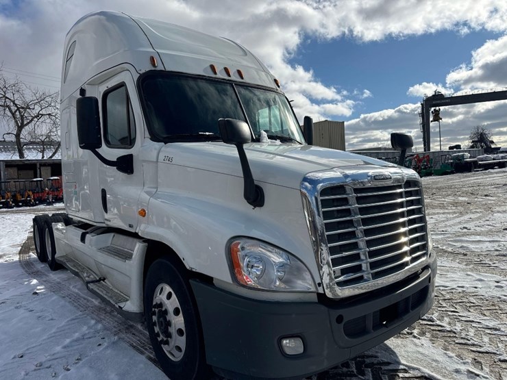 2011-freightliner-cascadia-125-image-4