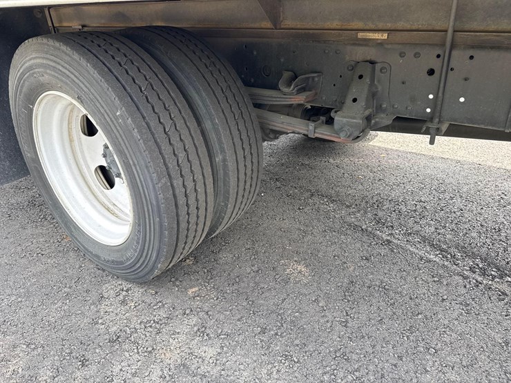 2022-isuzu-nrr-image-18