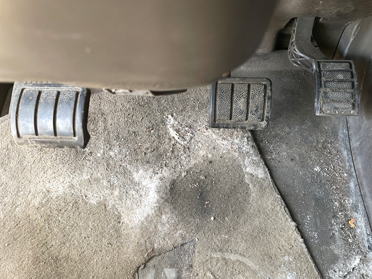 #115-•-2013-volvo-single-axle-day-cab-semi-tractor-(has-wi-title)-image-69