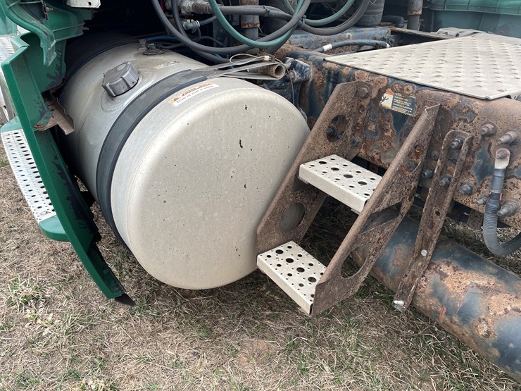 #114-•-2017-freightliner-single-axle-day-cab-semi-tractor-(has-wi-title)-image-47