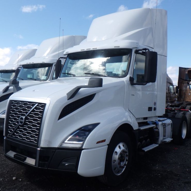 2021 VOLVO VNR300