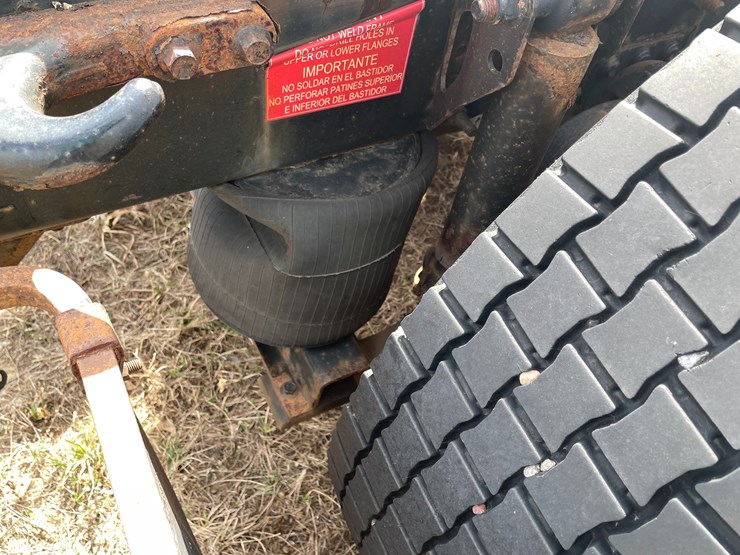 #115-•-2013-volvo-single-axle-day-cab-semi-tractor-(has-wi-title)-image-33