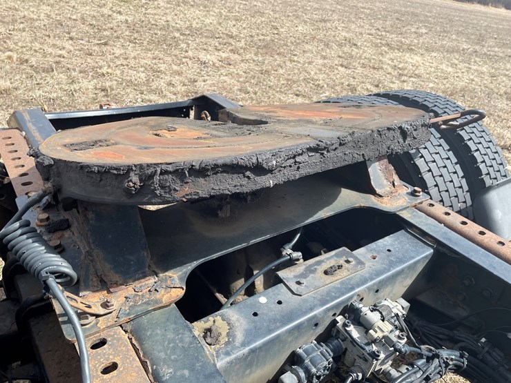 #115-•-2013-volvo-single-axle-day-cab-semi-tractor-(has-wi-title)-image-27