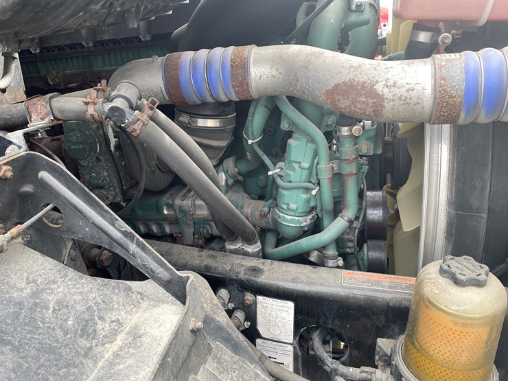 #116-•-2018-volvo-single-axle-day-cab-semi-tractor-(has-wi-title)-image-67