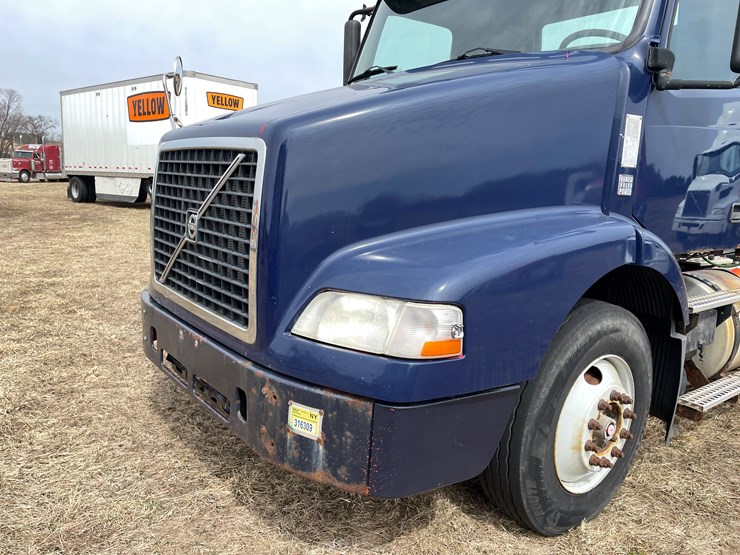 #117-•-2009-volvo-day-cab-semi-tractor-(has-wi-title)-image-12