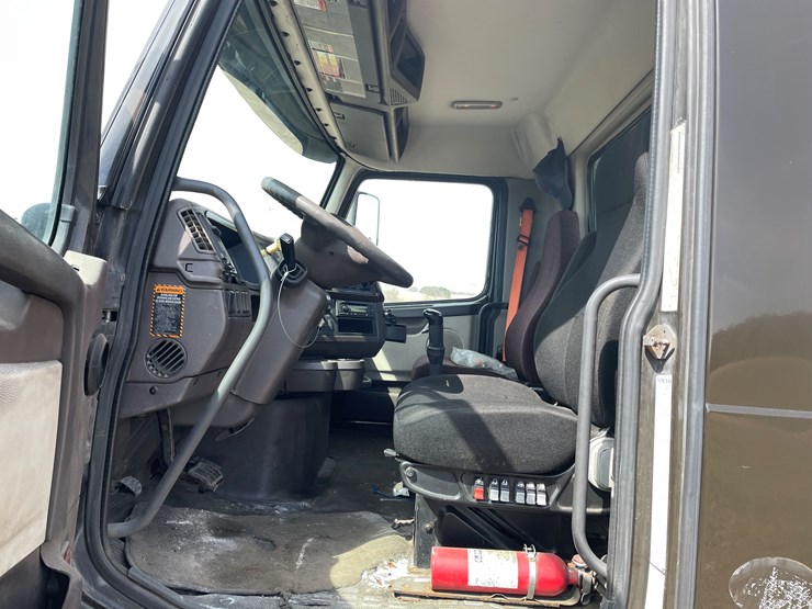 #115-•-2013-volvo-single-axle-day-cab-semi-tractor-(has-wi-title)-image-64