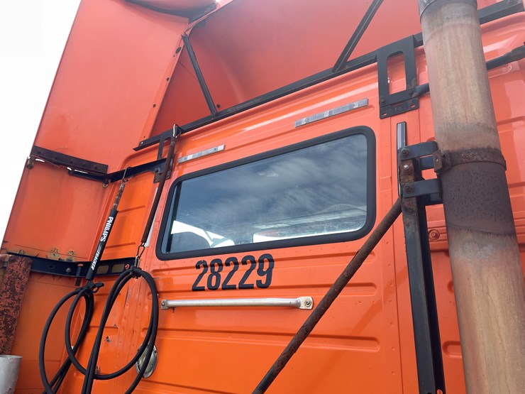 #122-•-2009-volvo-day-cab-semi-tractor-(has-wi-title)-image-22