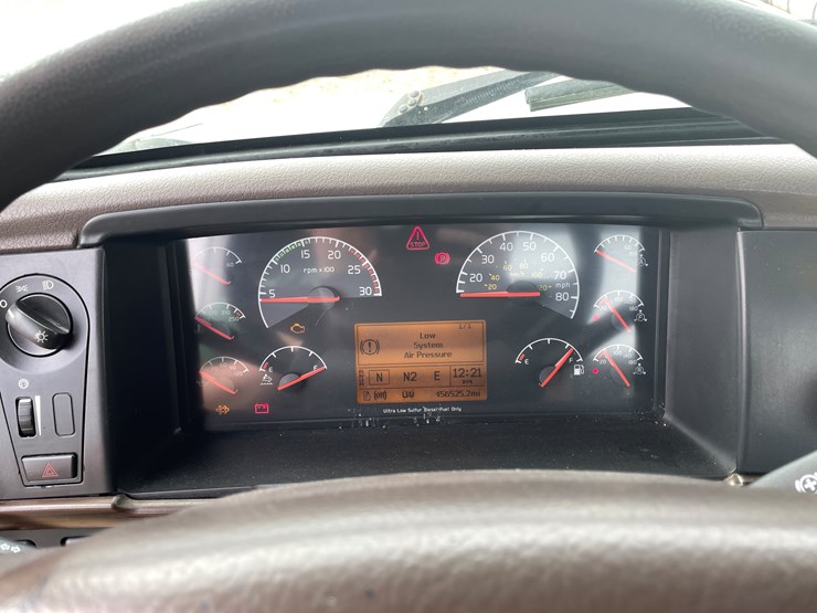 #116-•-2018-volvo-single-axle-day-cab-semi-tractor-(has-wi-title)-image-55