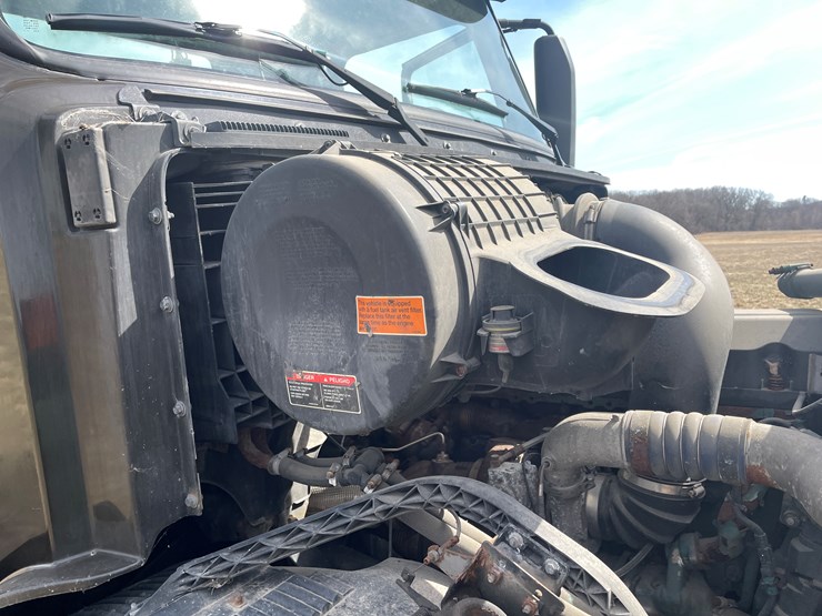 #115-•-2013-volvo-single-axle-day-cab-semi-tractor-(has-wi-title)-image-61