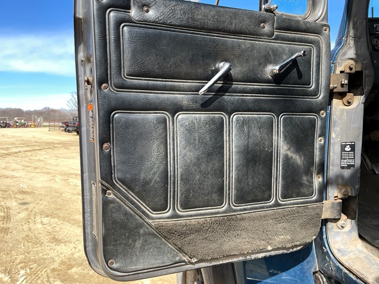 #401-•-1991-mac-rb688s-dump-truck-(has-mn-title)-image-48