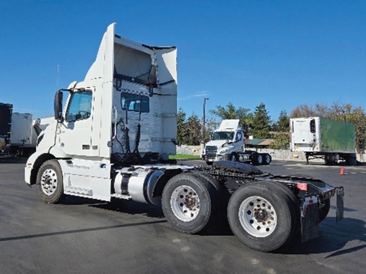 2020-volvo-vnr300-image-2