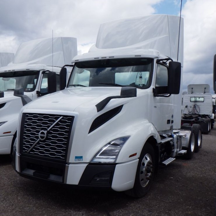 2021 VOLVO VNR300