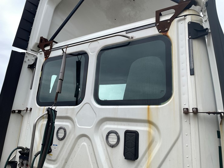 #114-•-2017-freightliner-single-axle-day-cab-semi-tractor-(has-wi-title)-image-23