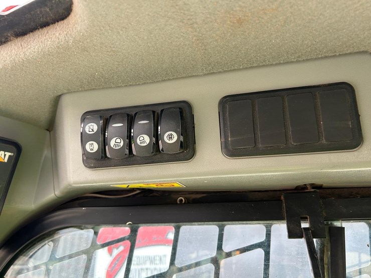 2017-caterpillar-259d-image-24