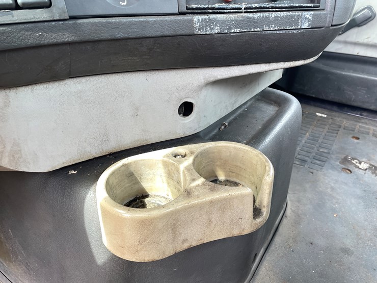 #117-•-2009-volvo-day-cab-semi-tractor-(has-wi-title)-image-73