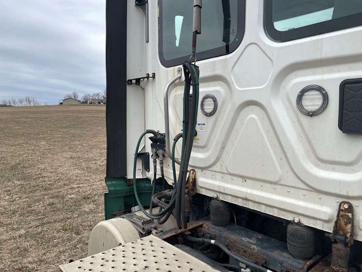 #114-•-2017-freightliner-single-axle-day-cab-semi-tractor-(has-wi-title)-image-22