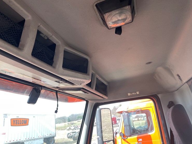 #122-•-2009-volvo-day-cab-semi-tractor-(has-wi-title)-image-77