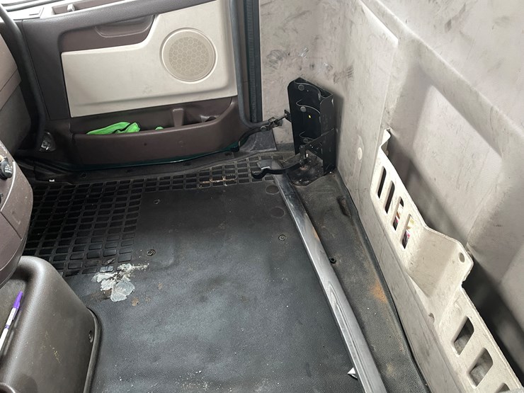 #110-•-2014-volvo-car-hauler-semi-and-trailer-(has-wi-title)-image-92