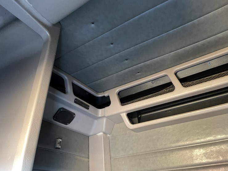 #3937-•-semi-sleeper-cab-image-10