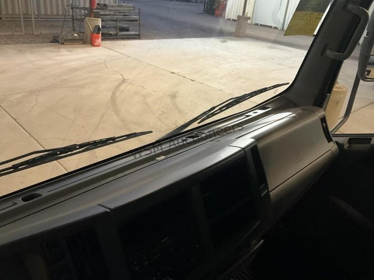 2016-isuzu-npr-image-17