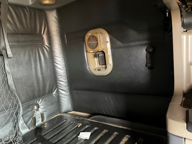 #104-•-2016-freightliner-cascade-evolution-sleeper-cab-semi-tractor-(has-wi-title)-image-68