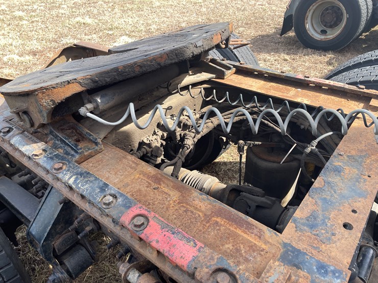 #123-•-2006-volvo-day-cab-semi-tractor-(has-wi-title)-image-33