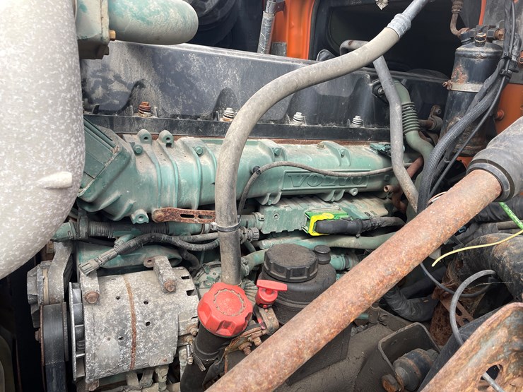 #121-•-2009-volvo-day-cab-semi-tractor-(has-wi-title)-image-61