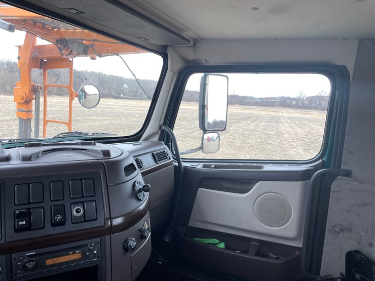 #110-•-2014-volvo-car-hauler-semi-and-trailer-(has-wi-title)-image-93