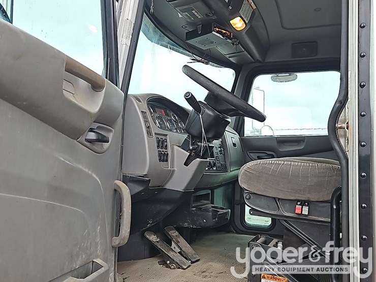 2016-peterbilt-348-image-29