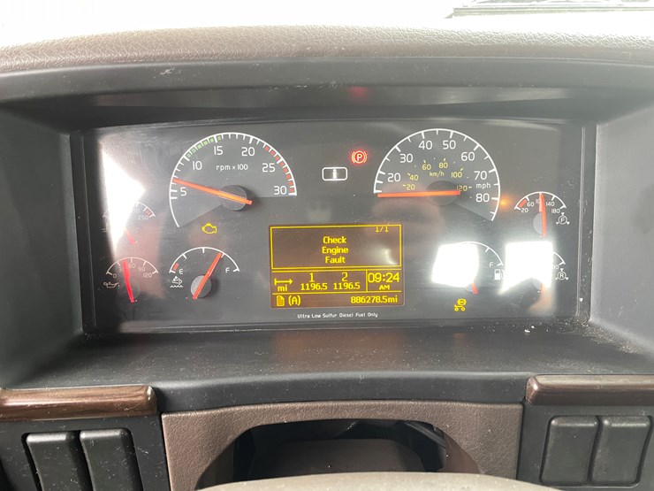 #110-•-2014-volvo-car-hauler-semi-and-trailer-(has-wi-title)-image-98