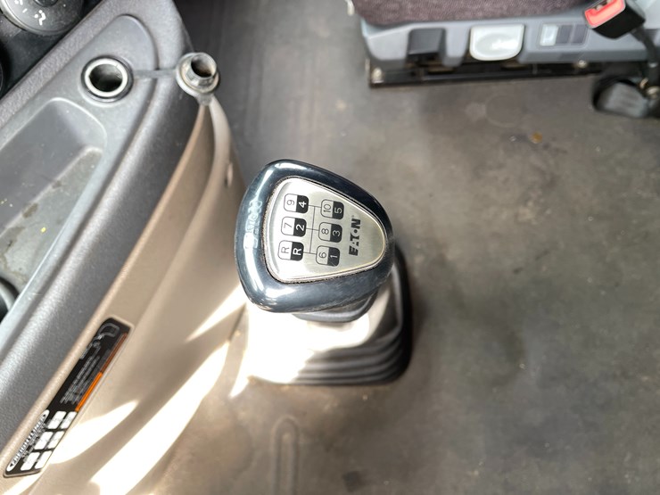 #104-•-2016-freightliner-cascade-evolution-sleeper-cab-semi-tractor-(has-wi-title)-image-59