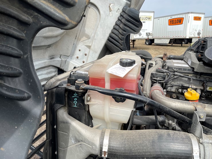 #104-•-2016-freightliner-cascade-evolution-sleeper-cab-semi-tractor-(has-wi-title)-image-46