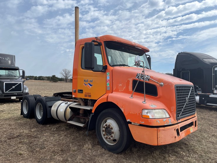 #121-•-2009-volvo-day-cab-semi-tractor-(has-wi-title)-image-3