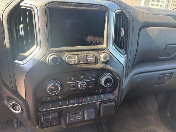 2023-chevrolet-z71-pickup-image-11