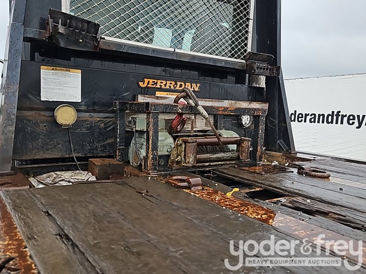 2016-peterbilt-348-image-23