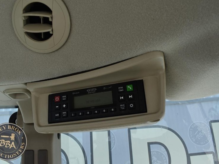 2014-john-deere-6140d-image-45