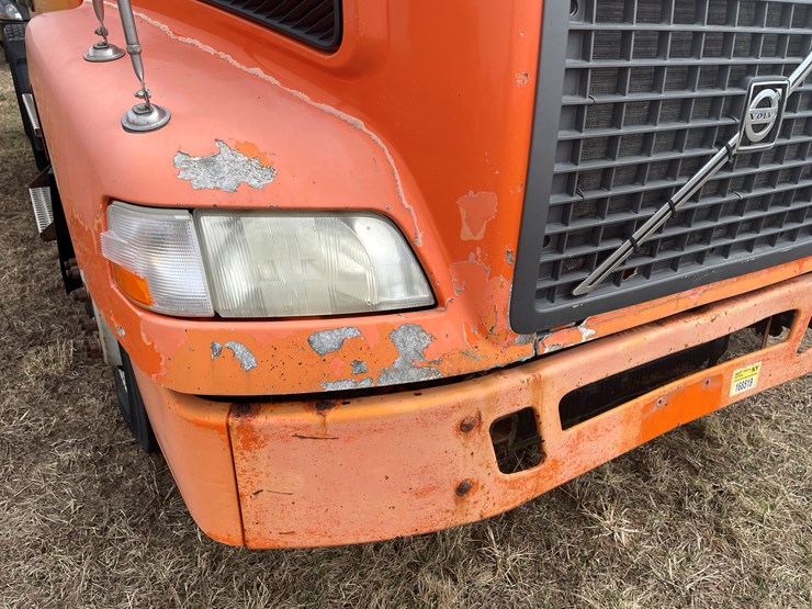 #121-•-2009-volvo-day-cab-semi-tractor-(has-wi-title)-image-15