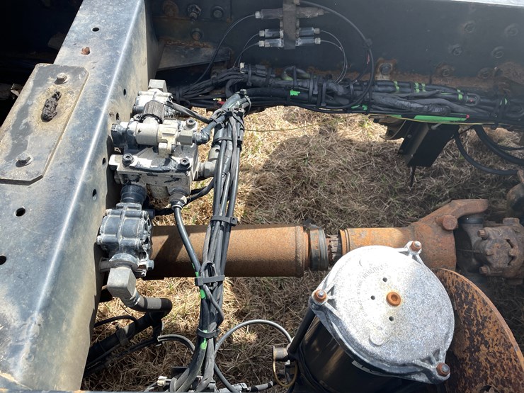 #115-•-2013-volvo-single-axle-day-cab-semi-tractor-(has-wi-title)-image-25