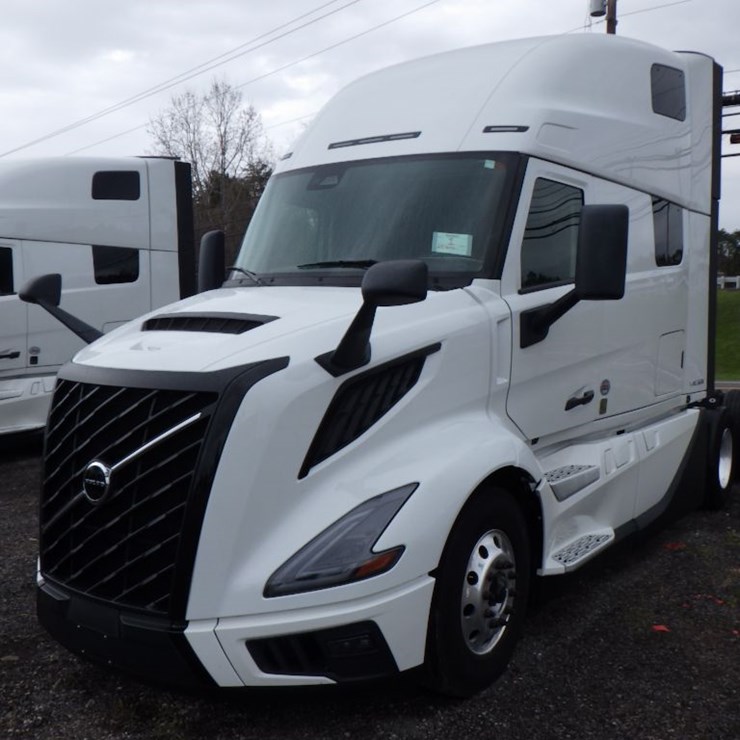 2025 VOLVO VNL860