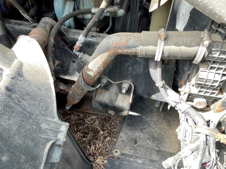 #134-•-2001-freightliner-century-class-sleeper-cab-semi-tractor-(has-wi-title)-(non-runner)-image-66