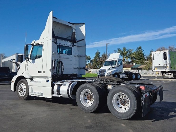 2020-volvo-vnr300-image-2