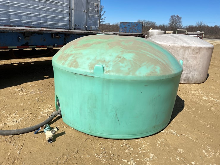 #3964-•-1,100-gallon-water-tank-image-1