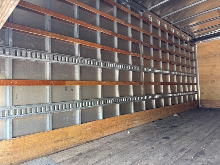 2022-isuzu-nrr-image-14