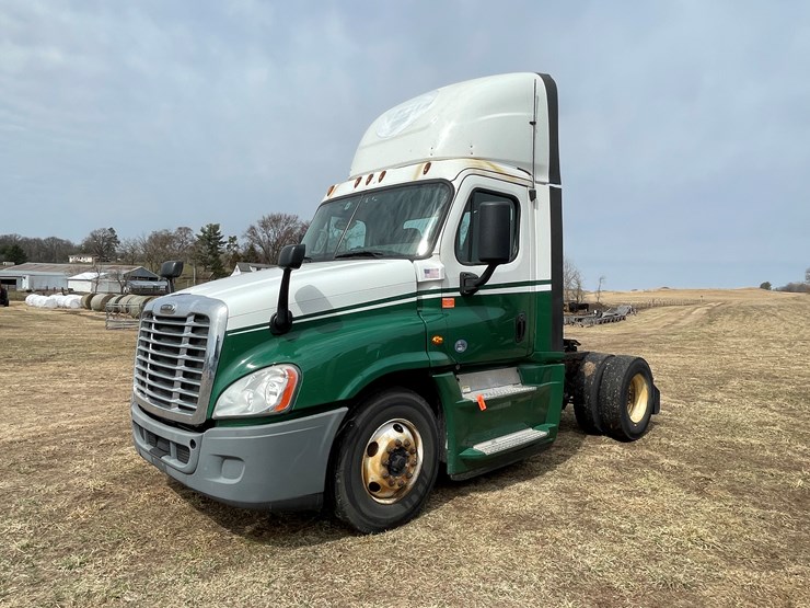 #113-•-2017-freightliner-single-axle-day-cab-semi-tractor-(has-wi-title)-image-1