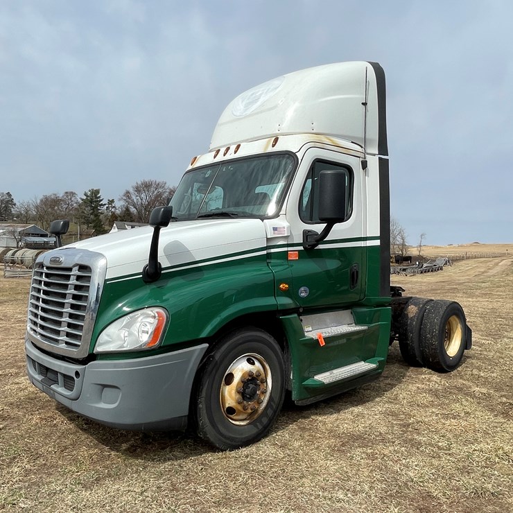 #113 • 2017 Freightliner Single Axle Day Cab Semi Tractor (Has WI Title)