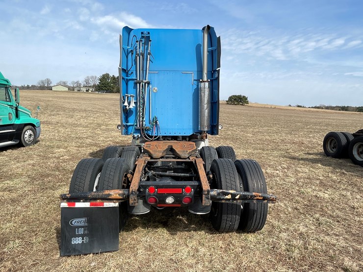 #134-•-2001-freightliner-century-class-sleeper-cab-semi-tractor-(has-wi-title)-(non-runner)-image-7