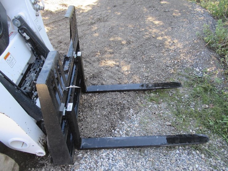 wildcat-48"-walk-through-skid-steer-pallet-forks-image-5