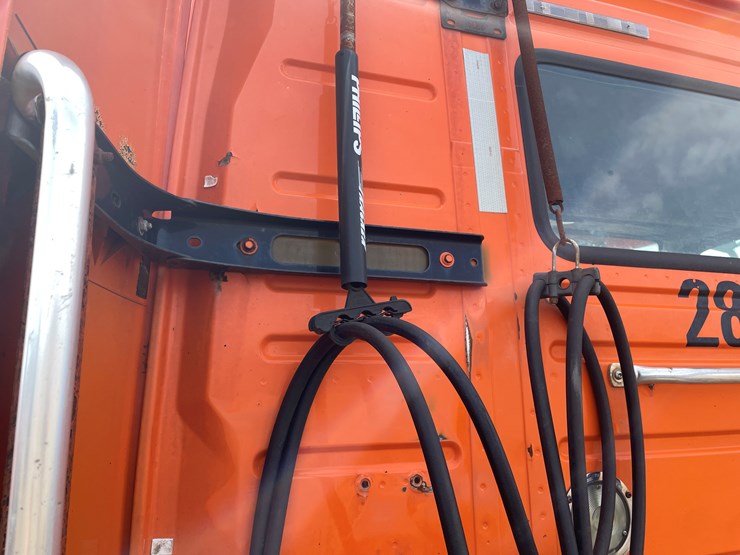 #122-•-2009-volvo-day-cab-semi-tractor-(has-wi-title)-image-53