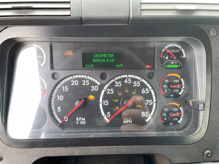 #114-•-2017-freightliner-single-axle-day-cab-semi-tractor-(has-wi-title)-image-75